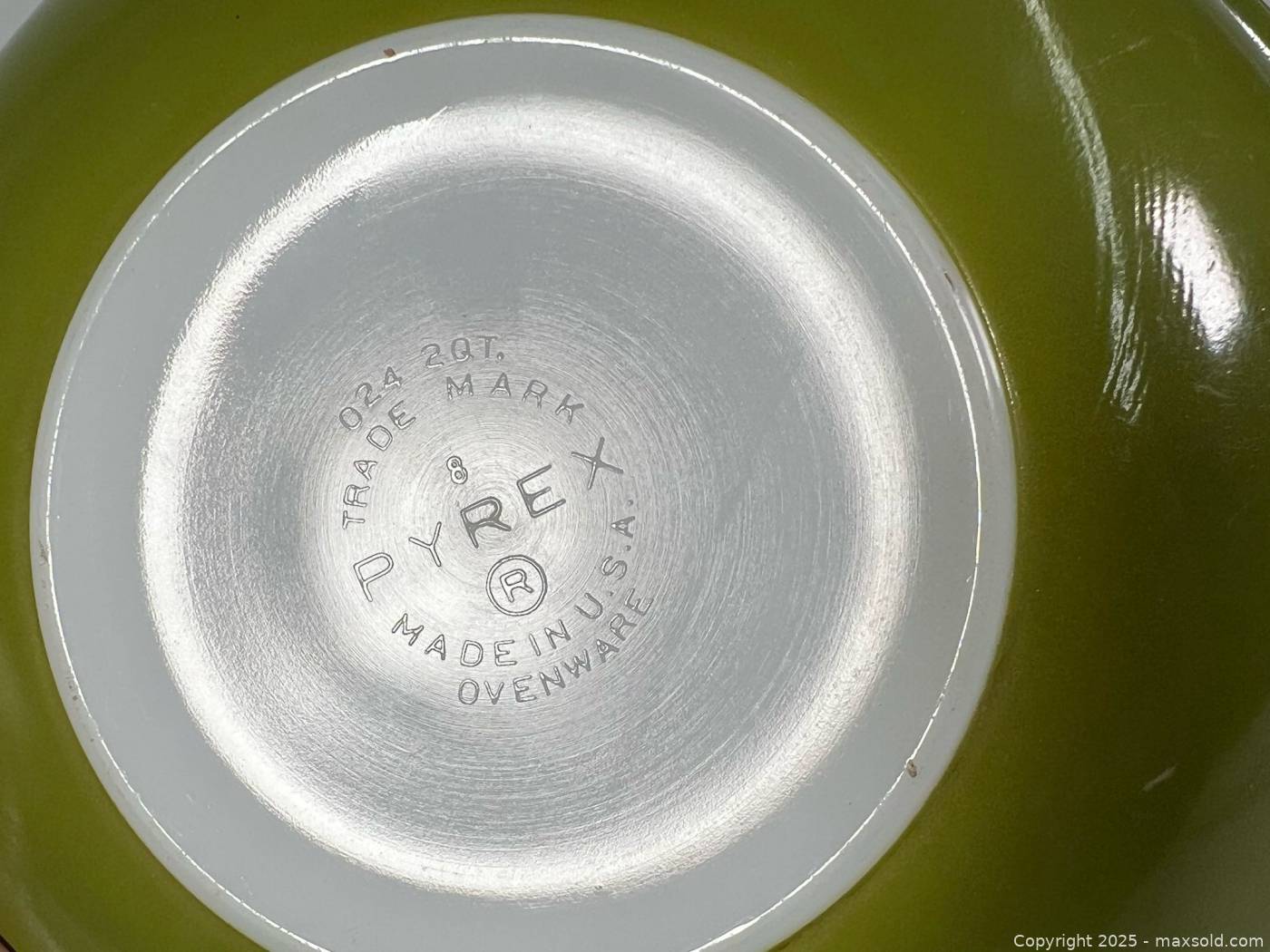 4 Pyrex #024 and #403 bowls | Maxsold