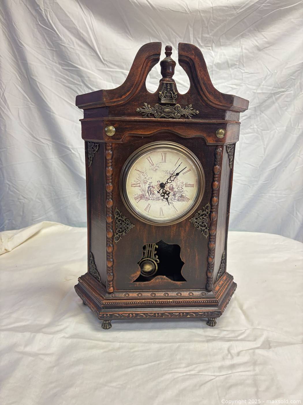 Victorian-style wood mantel shelf clock | Maxsold