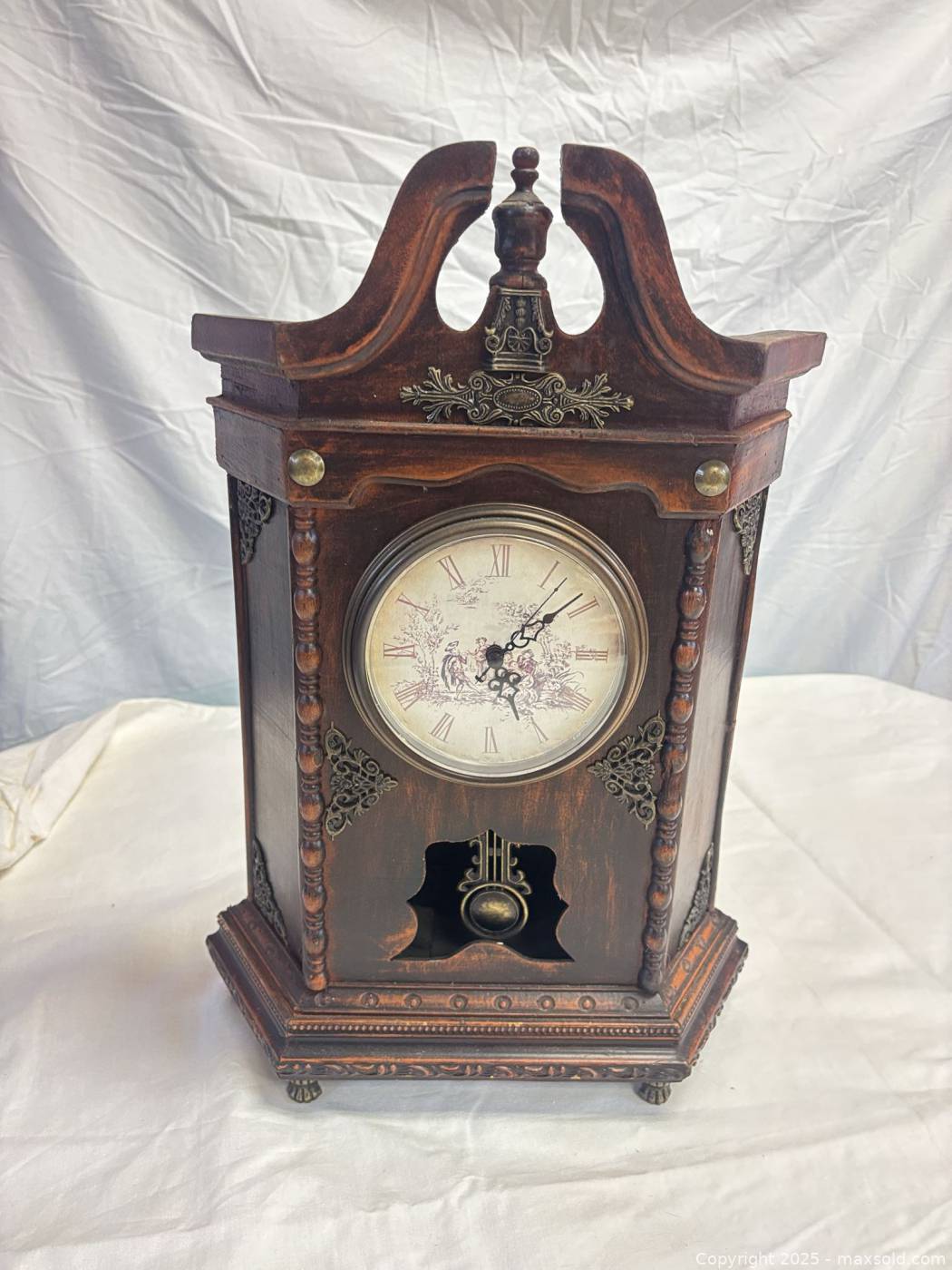Victorian-style wood mantel shelf clock | Maxsold
