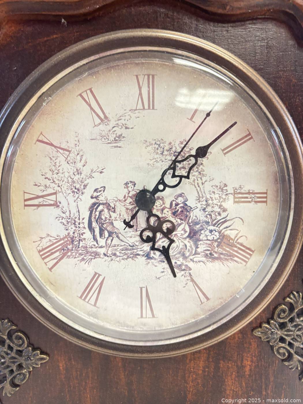 Victorian-style wood mantel shelf clock | Maxsold