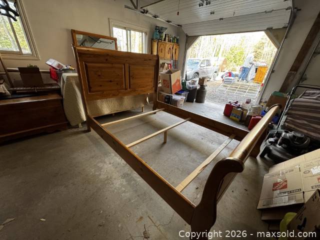 Pine queen sleigh bed frame, 7 pcs | Maxsold