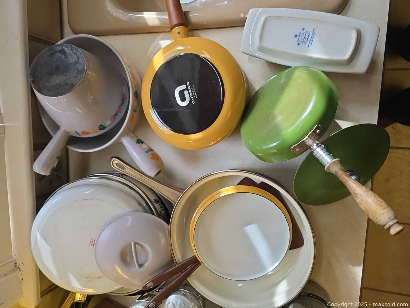 Vintage mixed kitchenware and cookware lot | Maxsold