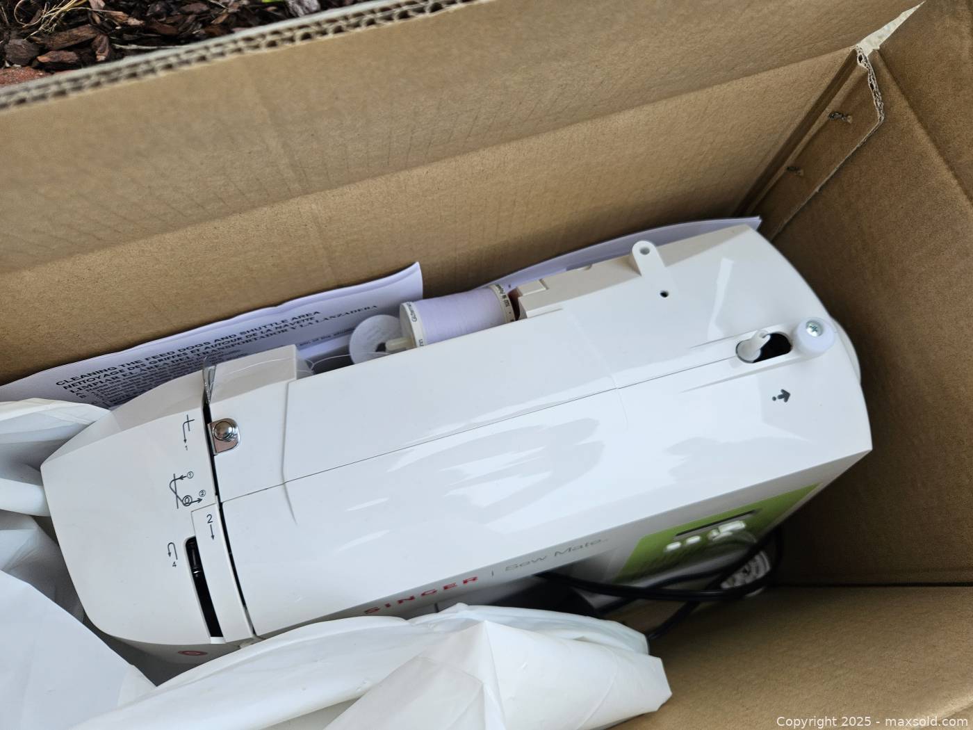 Singer Sew Mate 5400 Sewing Machine With Threads | Maxsold