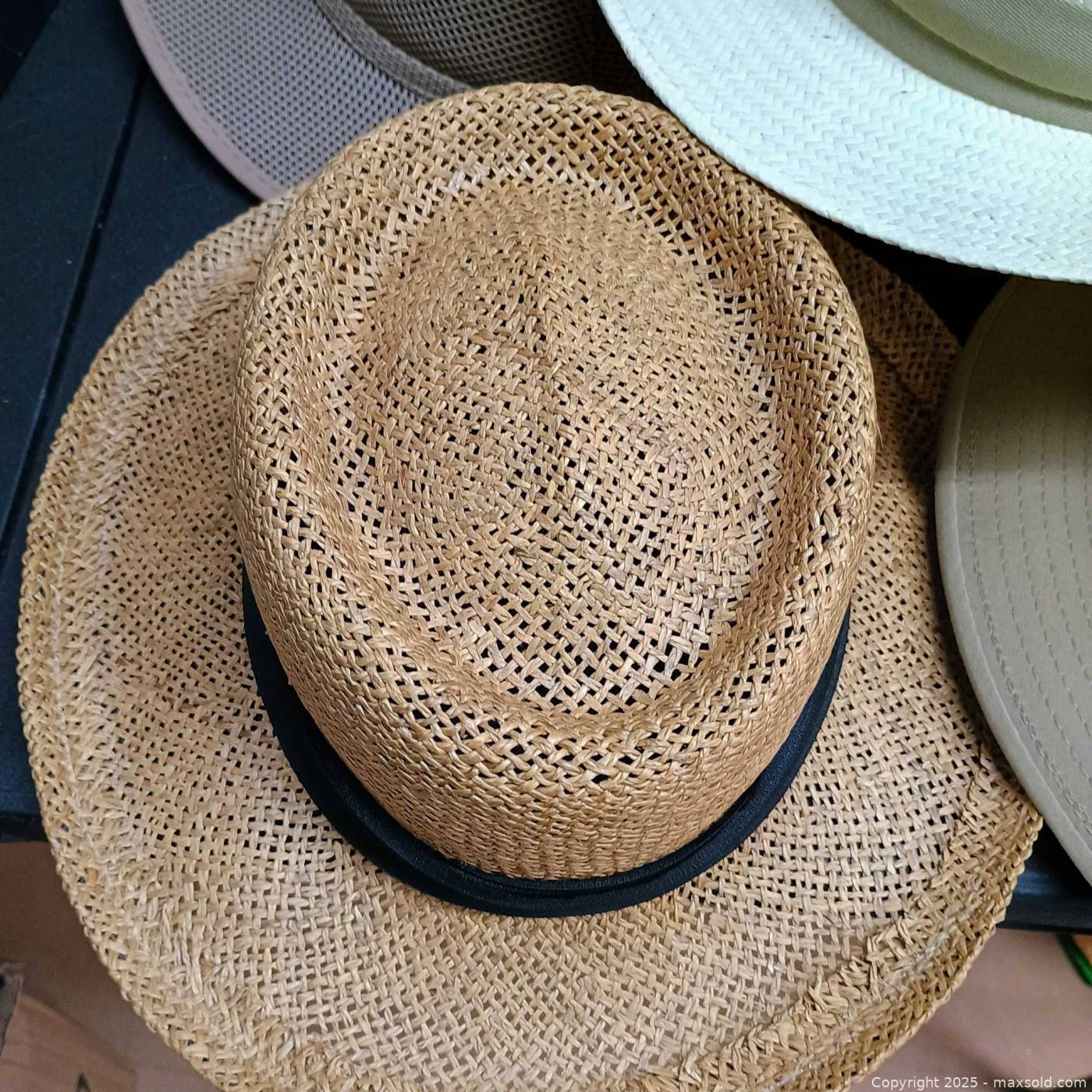Five men’s hats with cardboard storage box | Maxsold