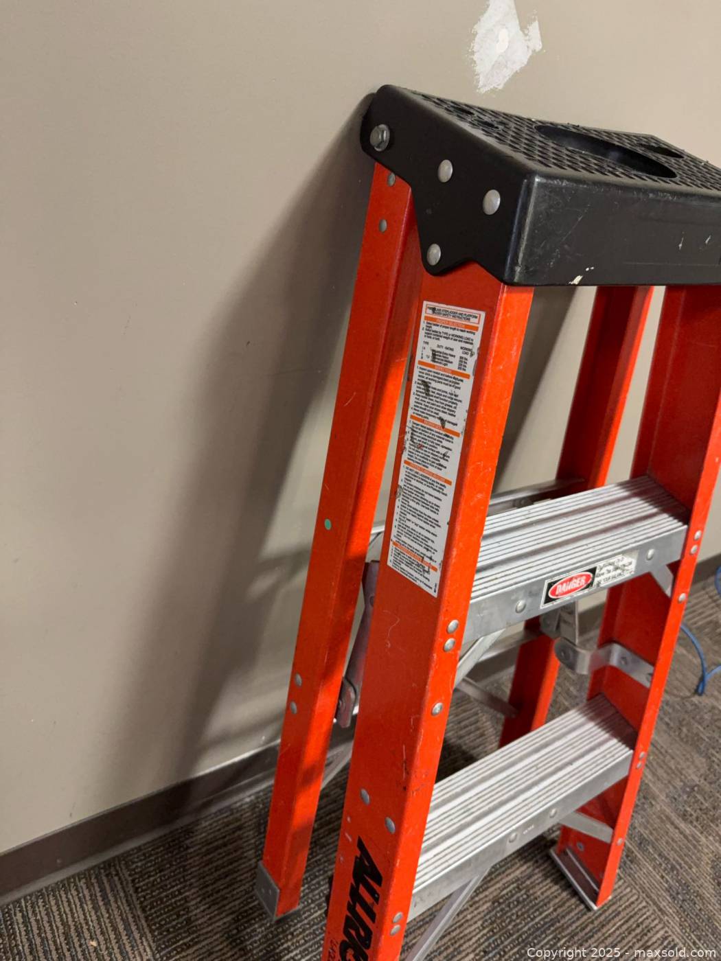 Fiberglass rail 3-ft 2-step ladder | Maxsold