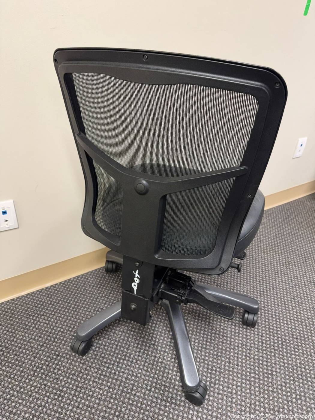 Black mesh office task chair with casters | Maxsold