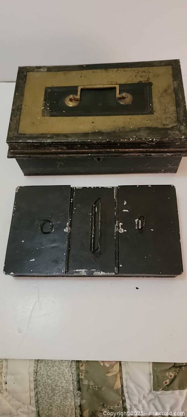 Vintage metal money box | Maxsold