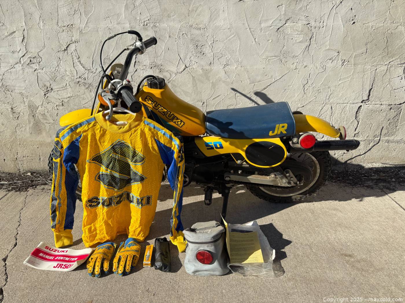 1983 Suzuki JR50 mini dirt bike with accessories | Maxsold