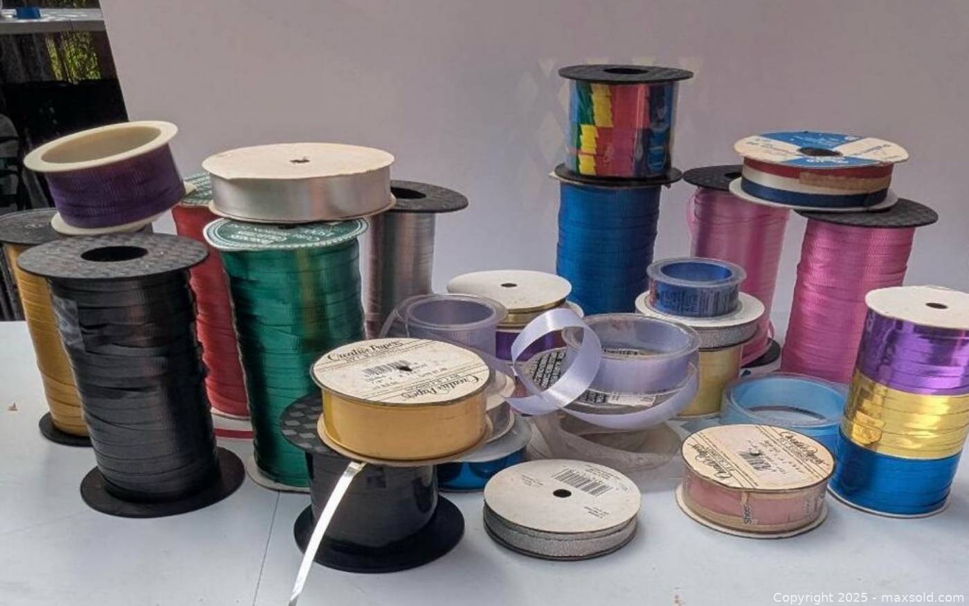 Approx. 24 spools assorted gift ribbon | Maxsold