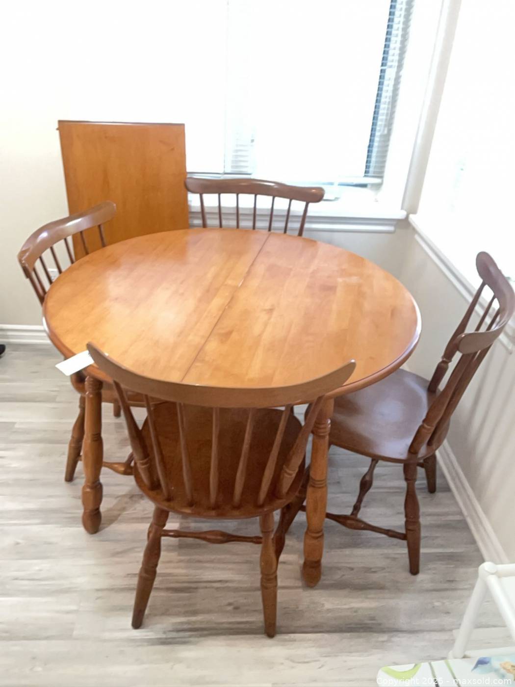Maple round kitchen table with leaf and 4 chairs | Maxsold