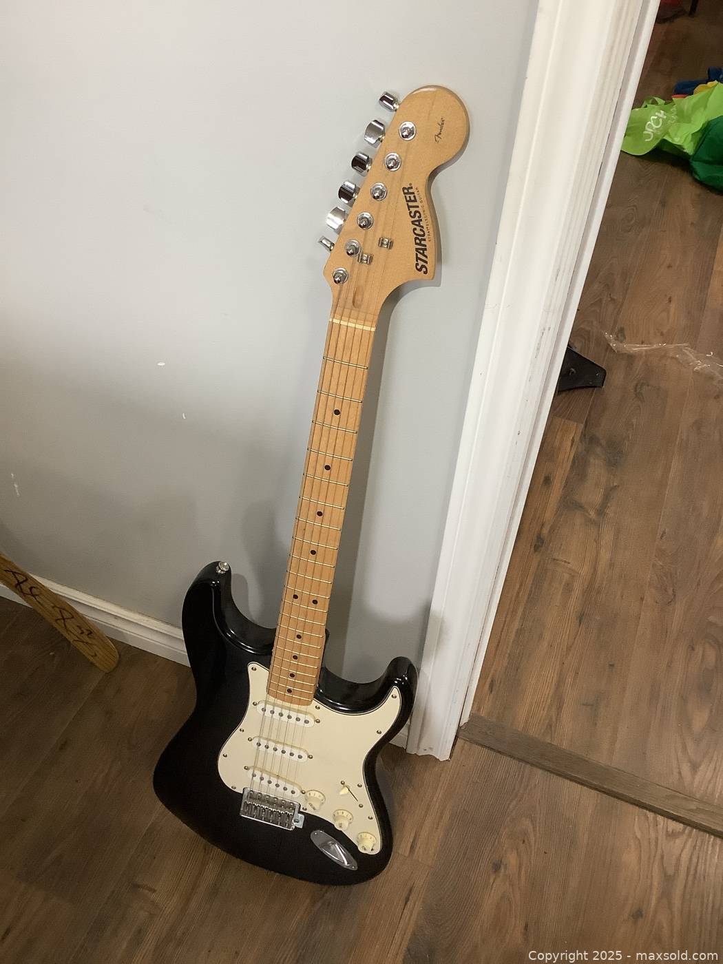 Fender Starcaster electric guitar | Maxsold