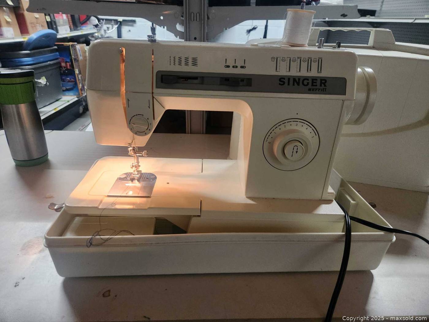 Singer Merritt portable sewing machine | Maxsold