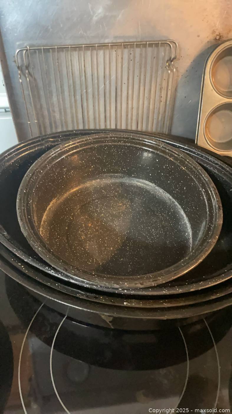 Pots and Pans, Bakeware, Cookware Lot | Maxsold
