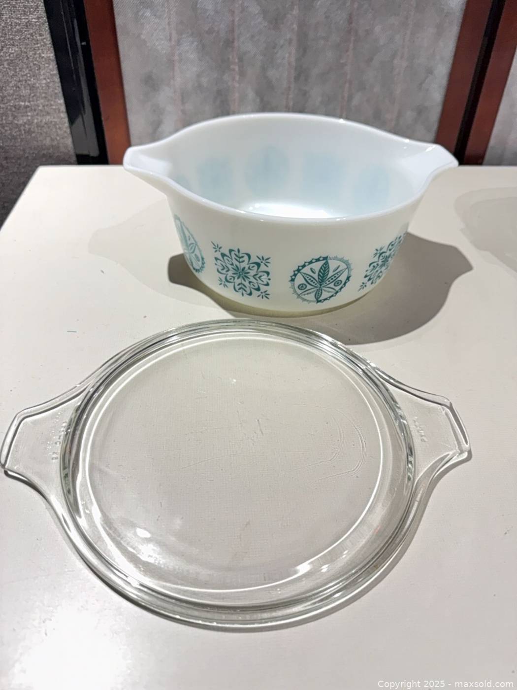 Vintage Pyrex 2.5 qt Turquoise Hex casserole with lid | Maxsold