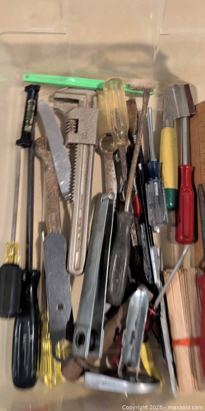 Basic Assorted Hand Tools Assorted Hand Tools Approx 40 Pieces | Maxsold