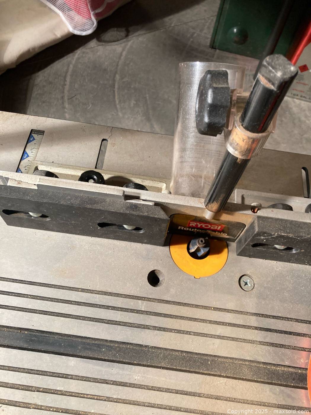 Ryobi A25RT03 router table with router bit set | Maxsold
