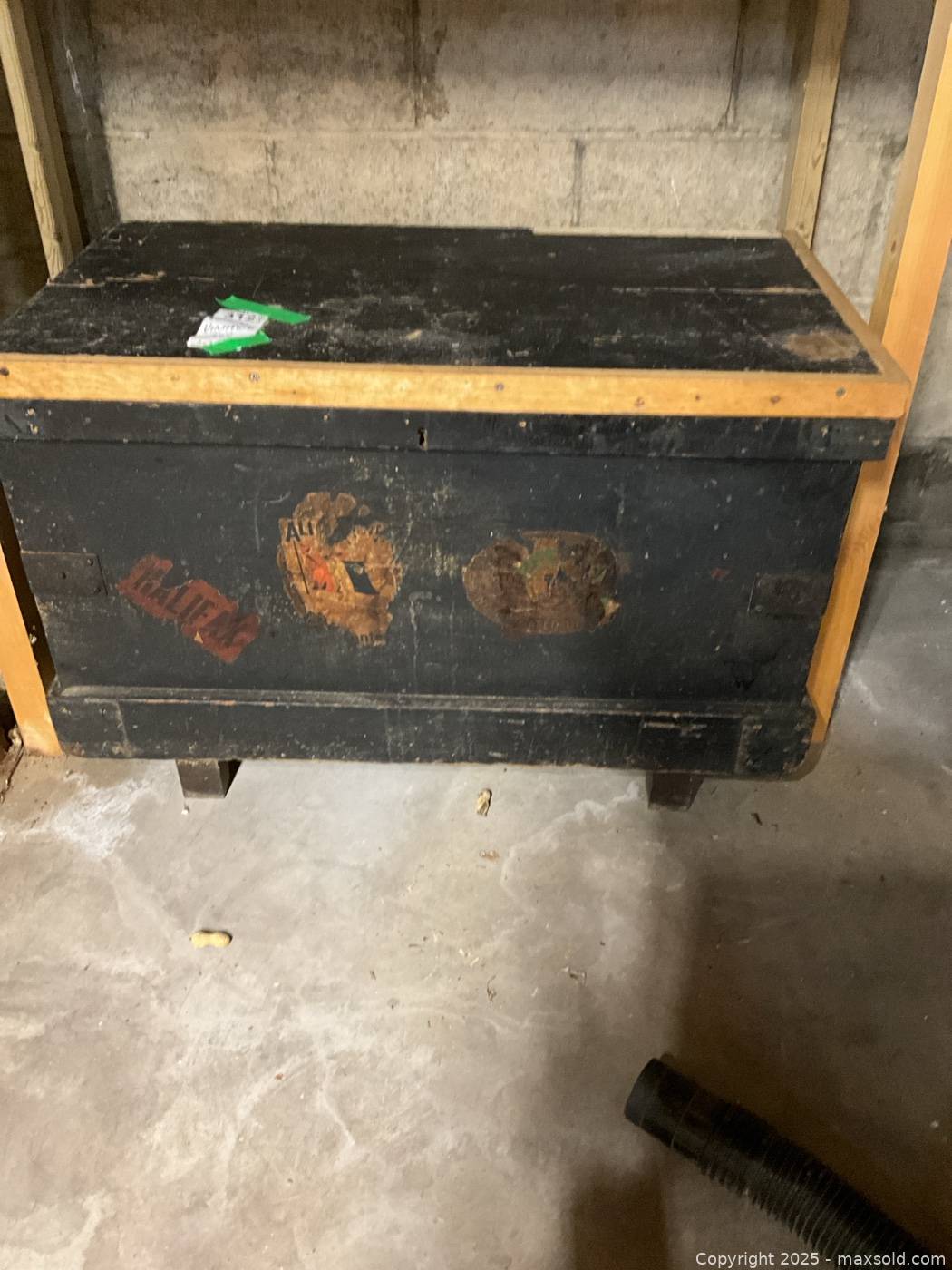 Wooden blanket chest and plastic storage container | Maxsold