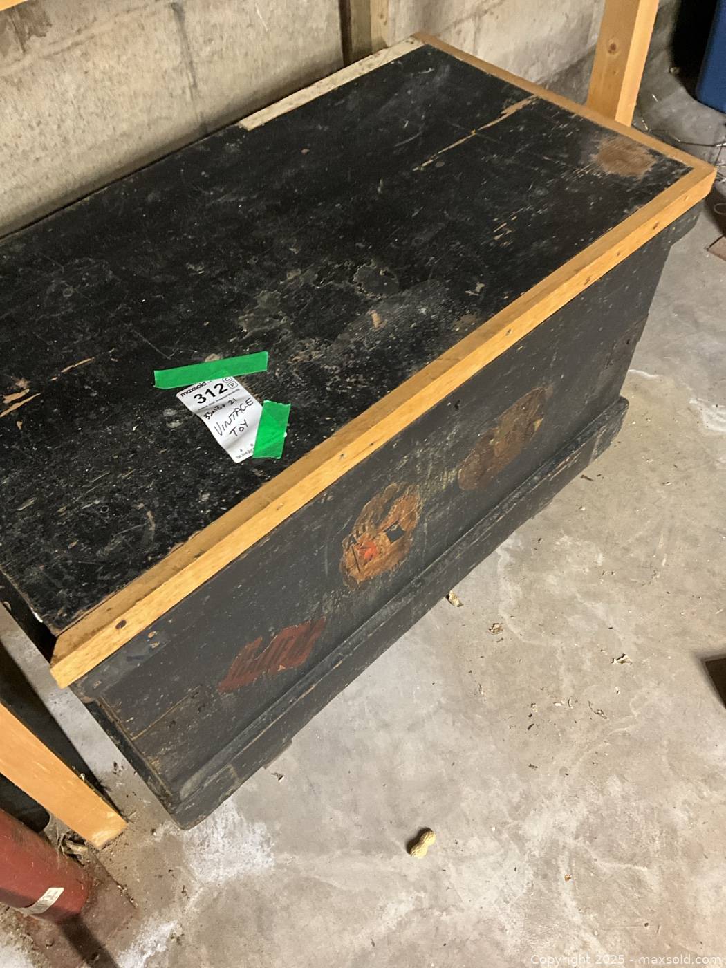 Wooden blanket chest and plastic storage container | Maxsold