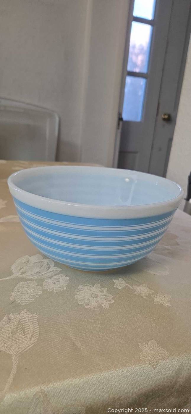 Pyrex blue striped, Sunbeam handled and 5 other bowls, 9-10 in | Maxsold