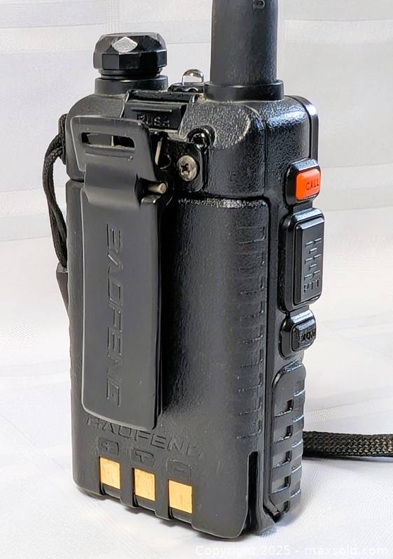 Baofeng UV-5R Dual Band Handheld Radio | Maxsold