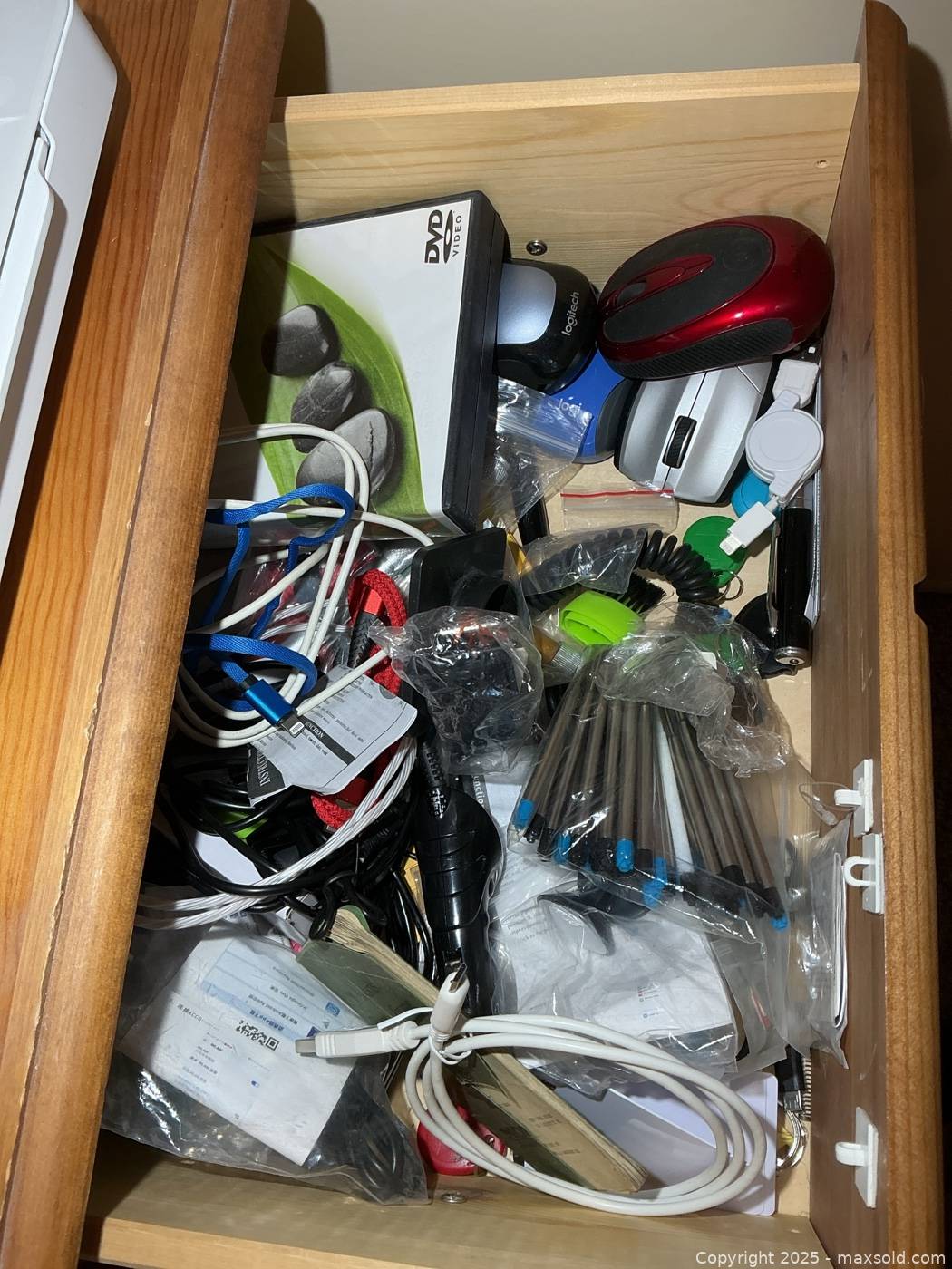 Office and electronics drawer contents | Maxsold
