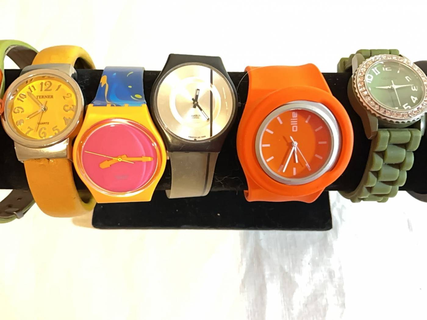 12 colorful plastic-band watches | Maxsold
