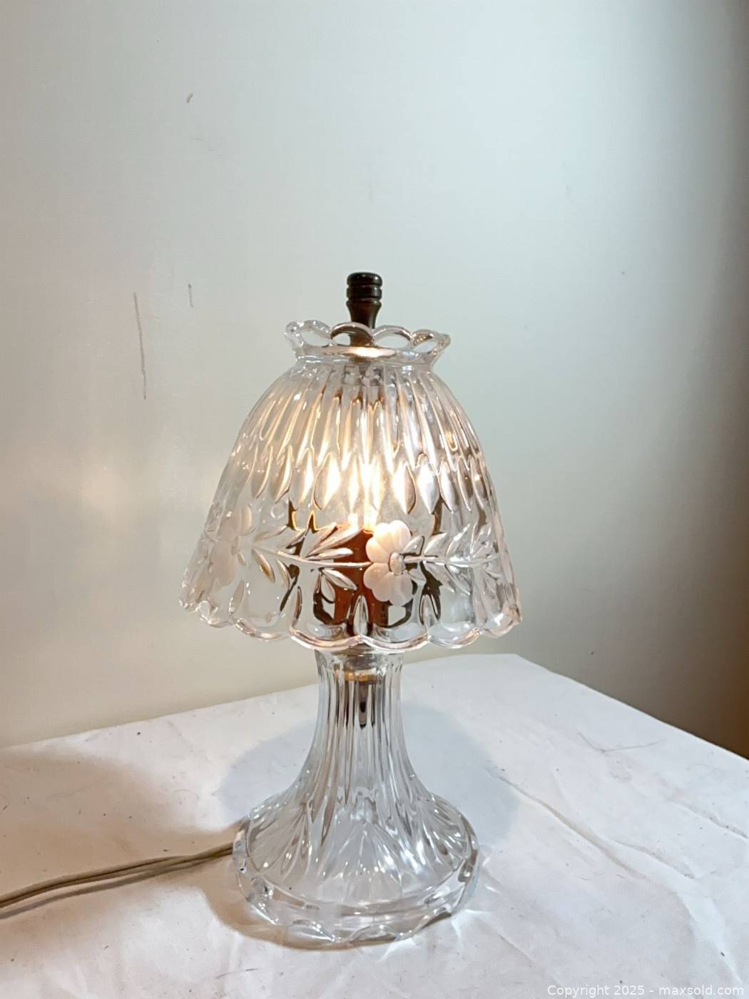 Pair small glass electric table lamps | Maxsold
