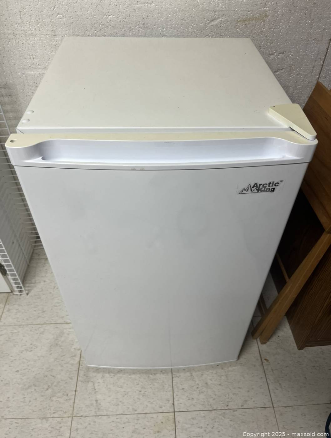 Arctic King compact upright freezer | Maxsold