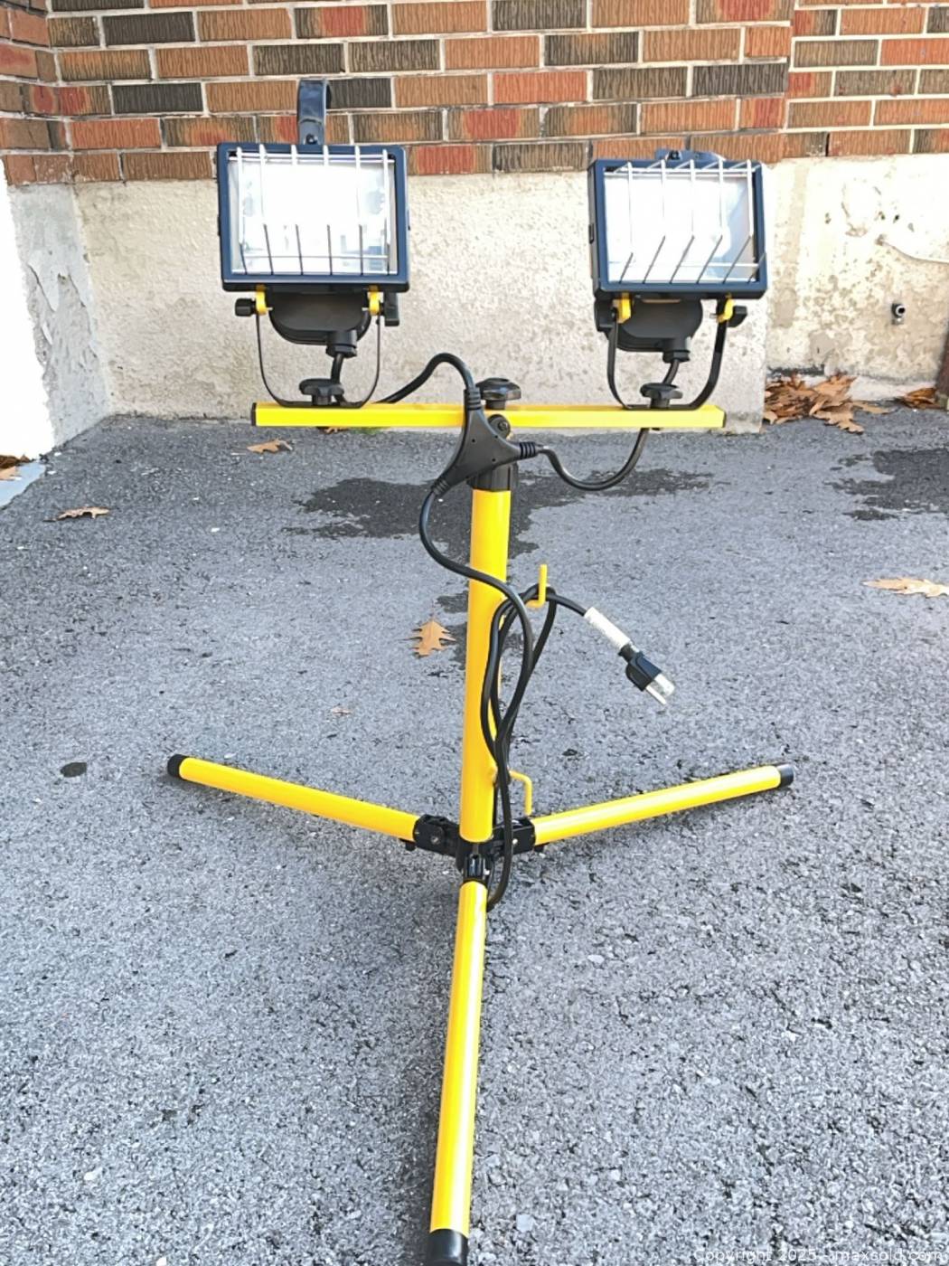 Collapsible halogen work light kit with box | Maxsold