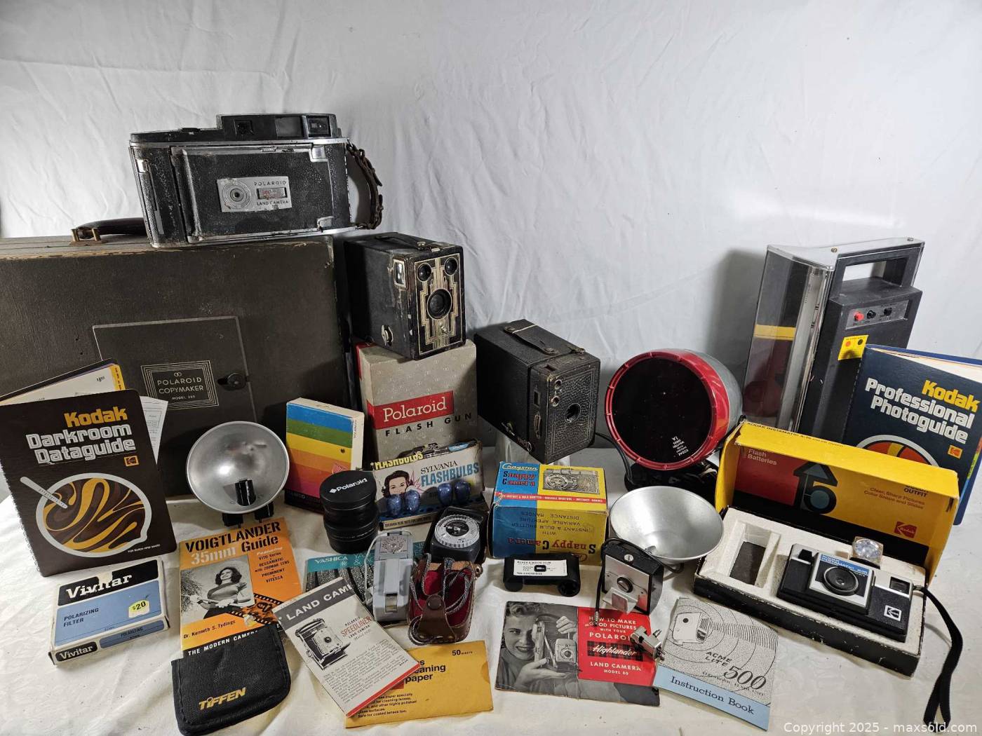 Vintage cameras, flashes, meters, manuals | Maxsold
