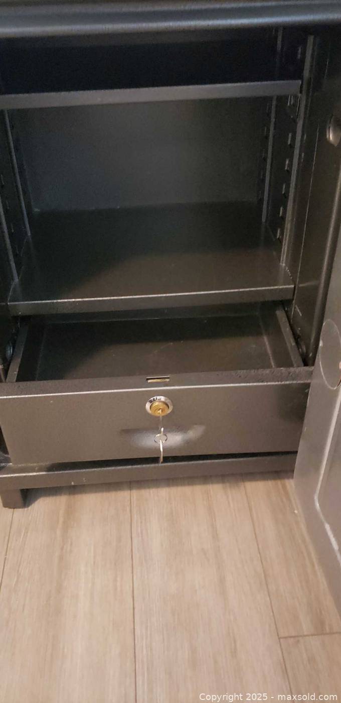 Donovan SD 104 security safe | Maxsold