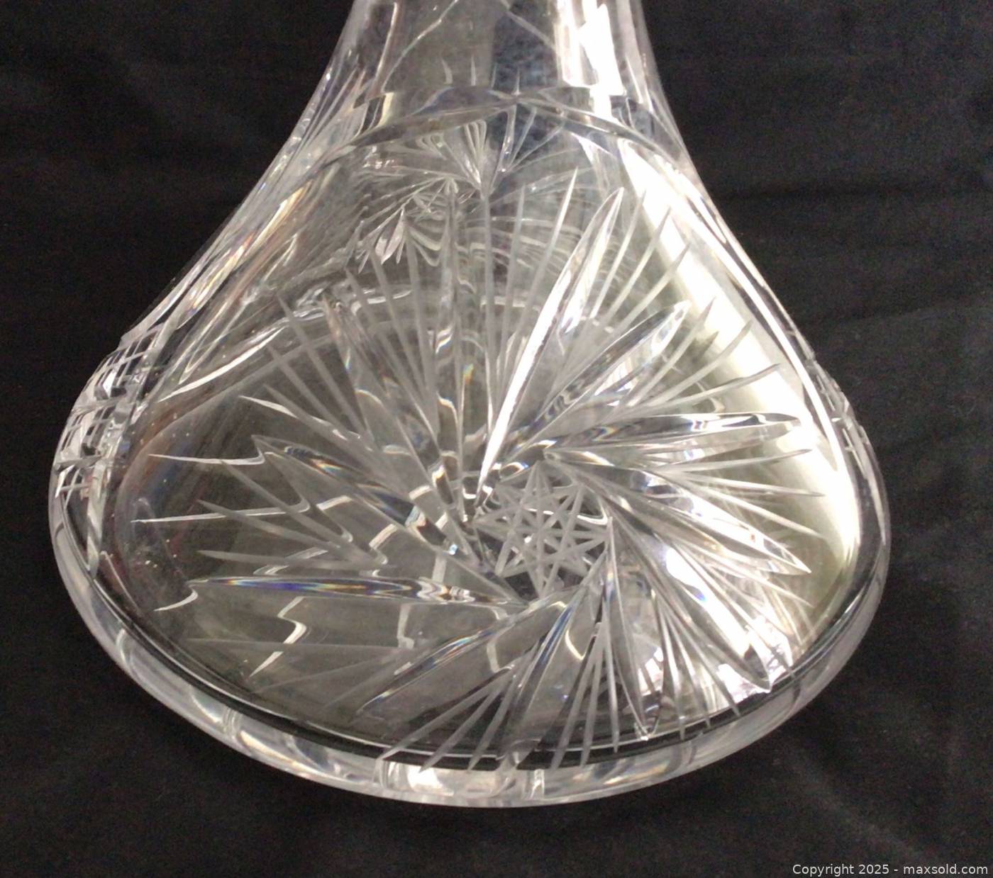 Crystal ship decanter pinwheel pattern | Maxsold