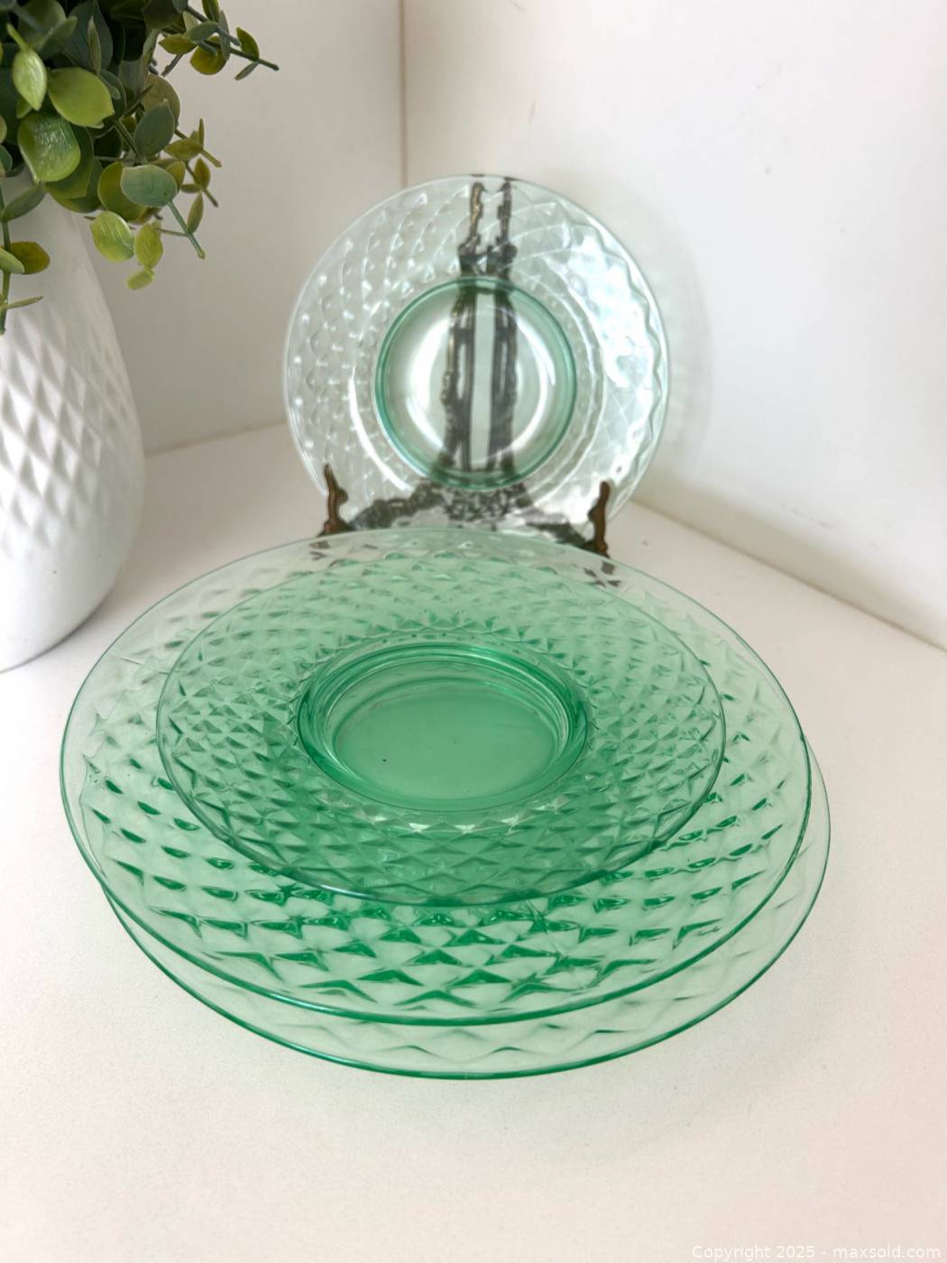 Imperial Diamond uranium glass plates, 4 | Maxsold
