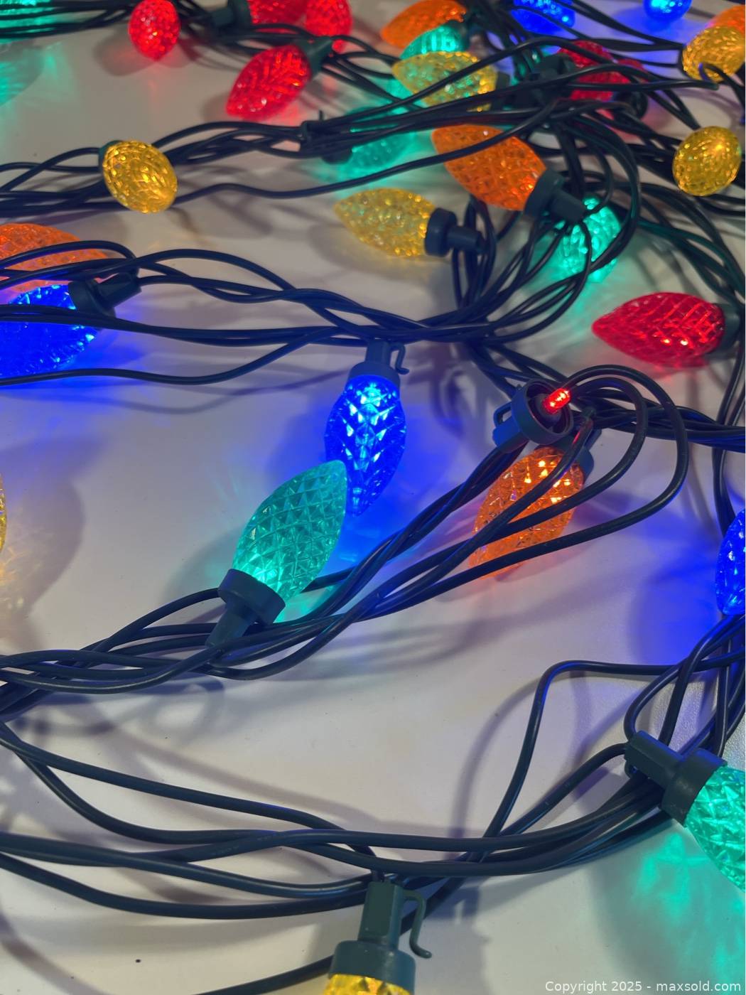 32-ft multi-coloured Christmas lights | Maxsold