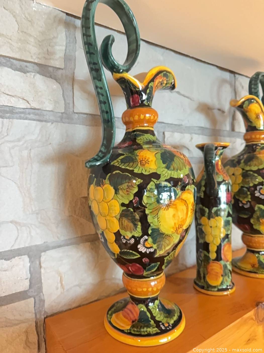 Geribi Deruta hand-painted Italian pottery pitchers and vase | Maxsold