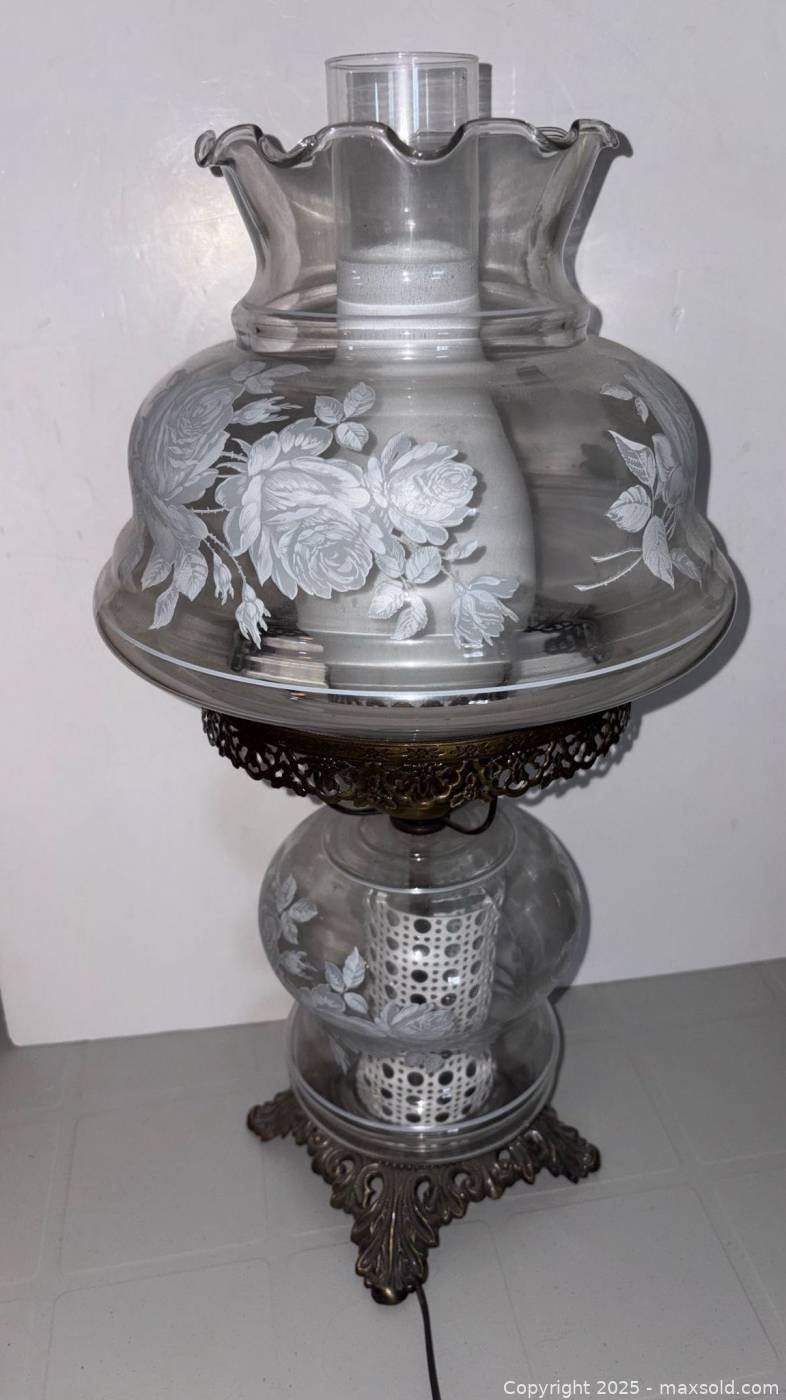 Vintage hurricane-style electric table lamp | Maxsold