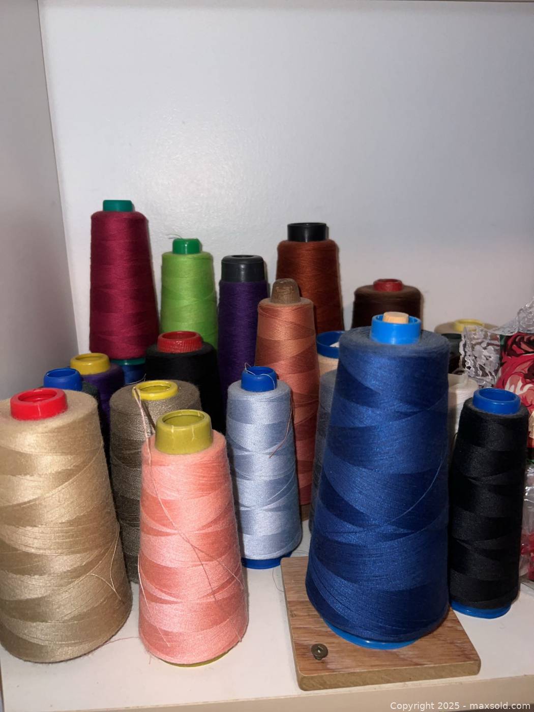 Sewing machine, thread cones, thread kit, chest | Maxsold