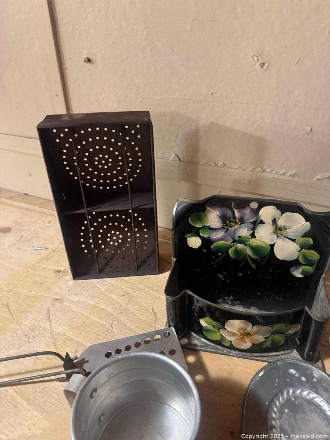 Vintage kitchenware and decor assortment | Maxsold