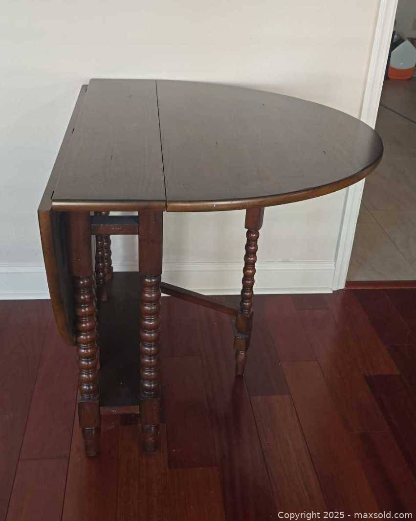 Vintage wood gateleg drop-leaf dining table | Maxsold