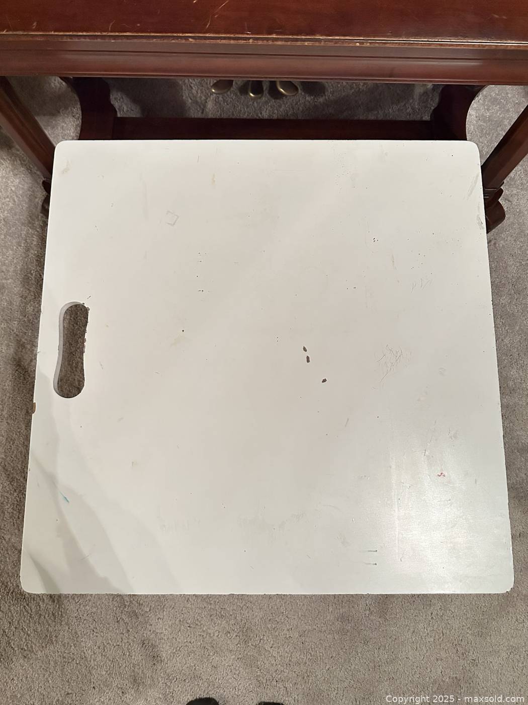 Collapsible metal-leg floor table | Maxsold