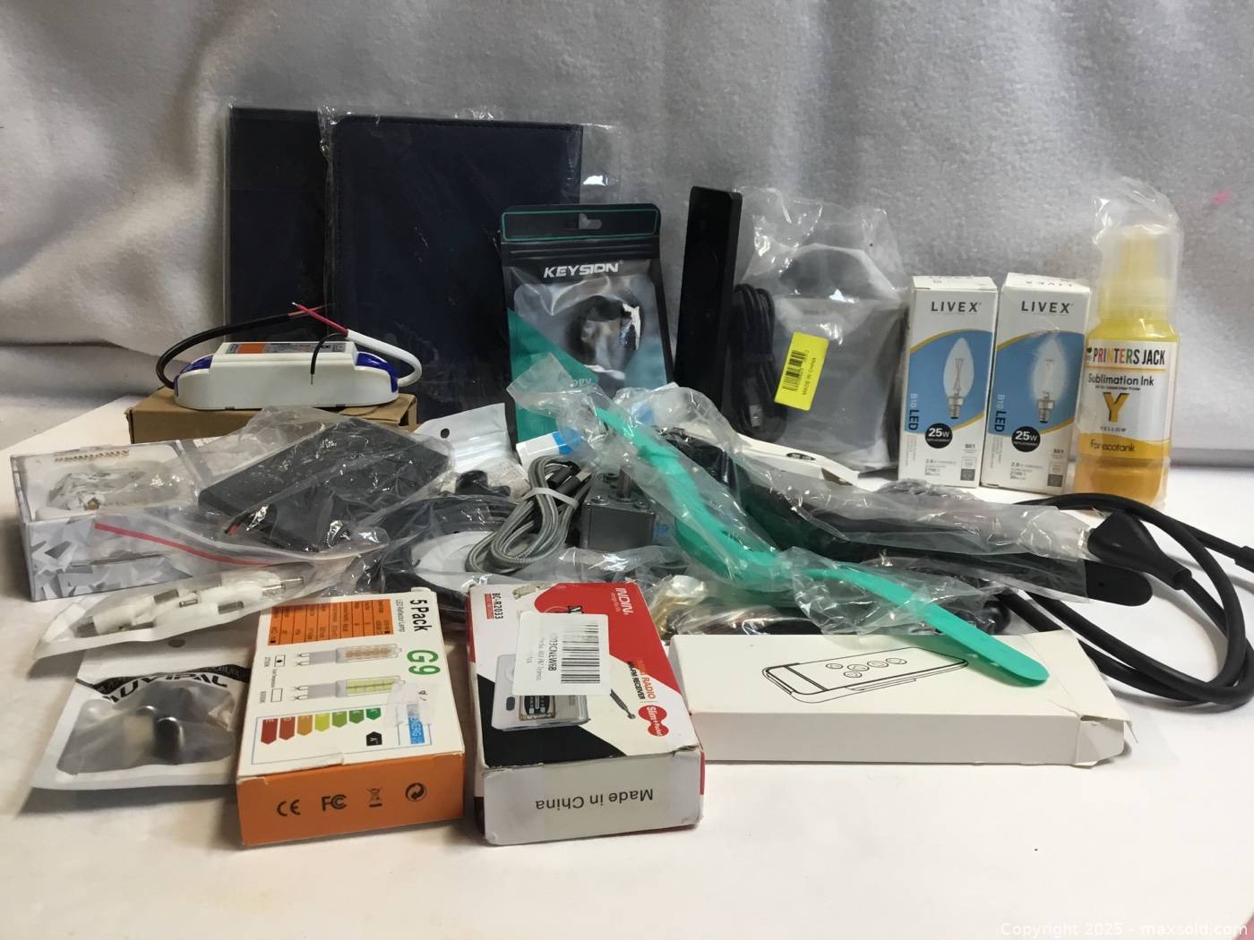 Assorted new electronic accessories | Maxsold