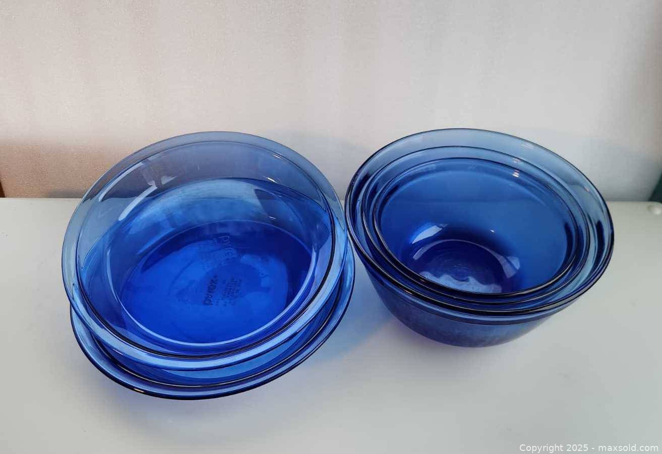 Blue Pyrex pie plates and Anchor Hocking mixing bowls, 5 pieces | Maxsold