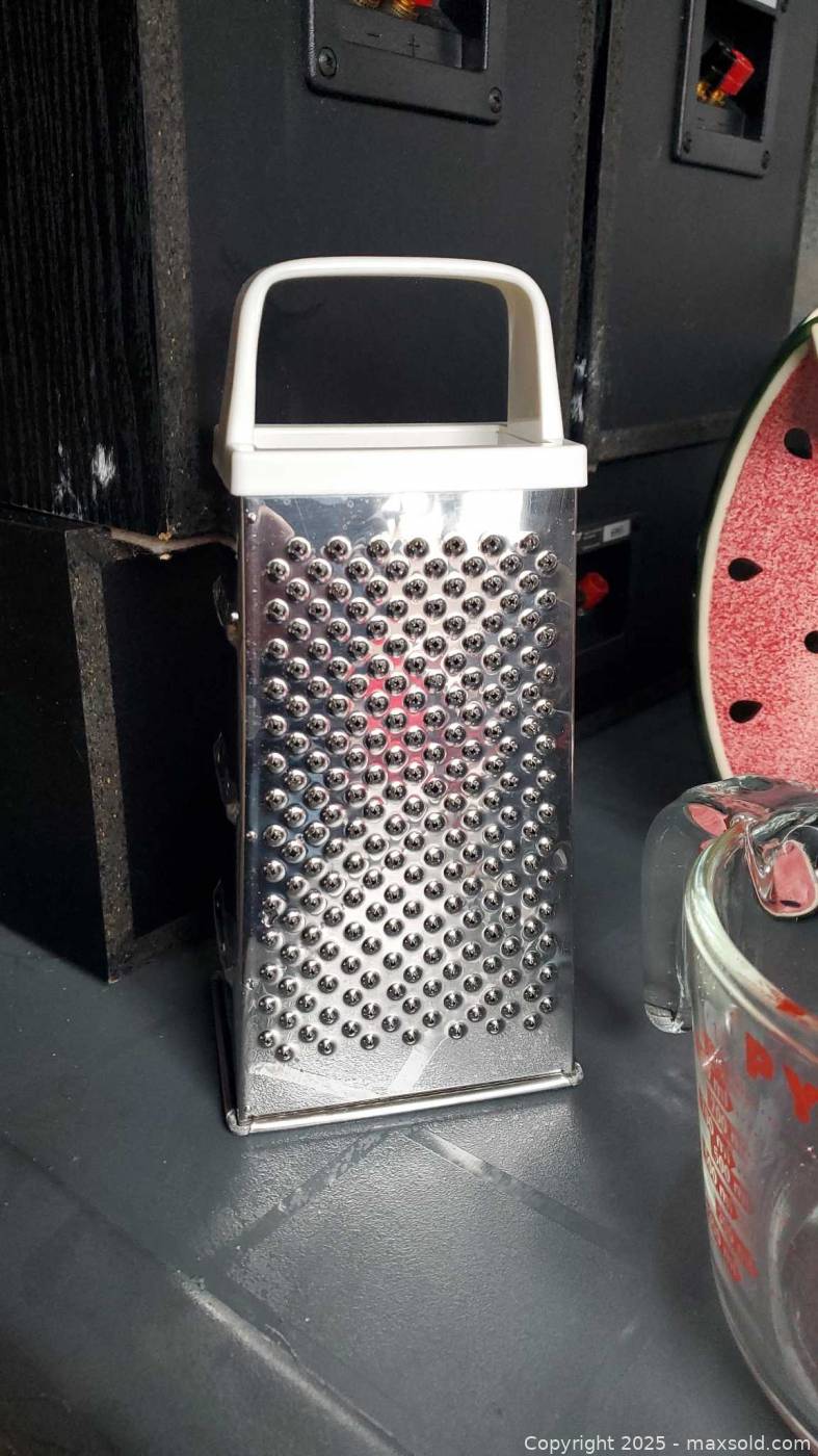 Mixed kitchenware cookware and serveware lot | Maxsold