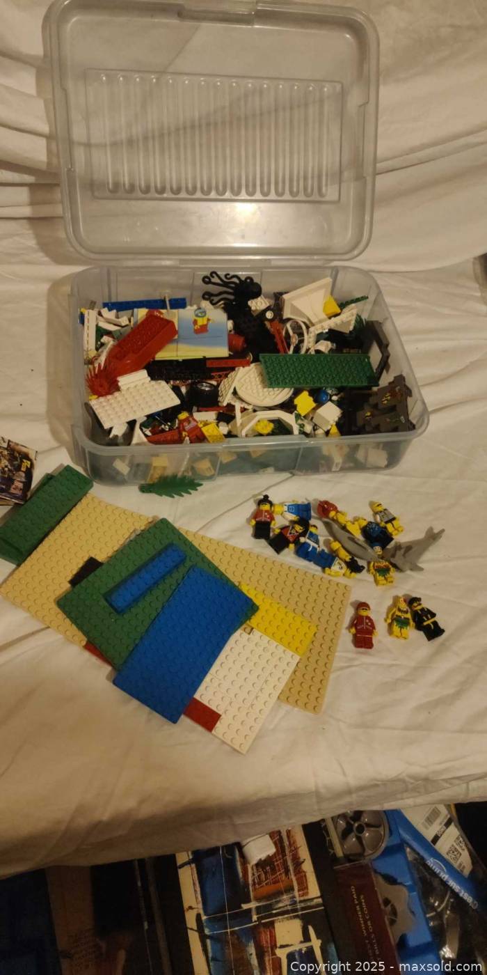 Mixed LEGO bricks lot with minifigures | Maxsold