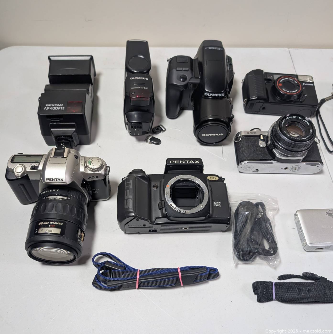 Vintage film & digital cameras with flashes | Maxsold