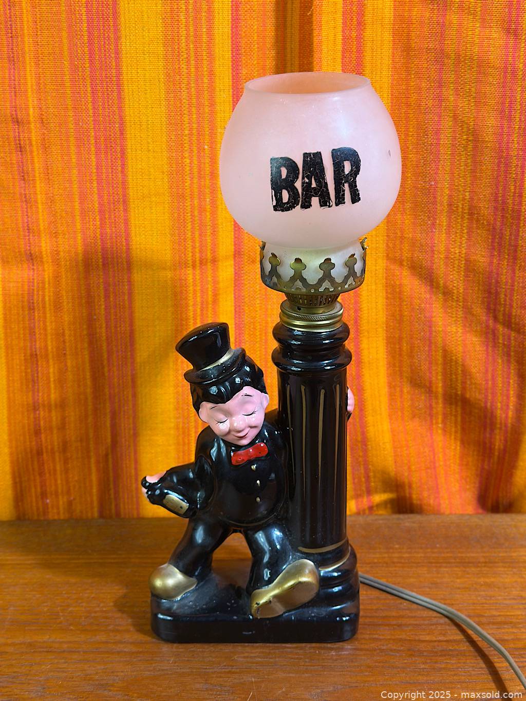 Novelty drunk hobo streetlight table lamp | Maxsold