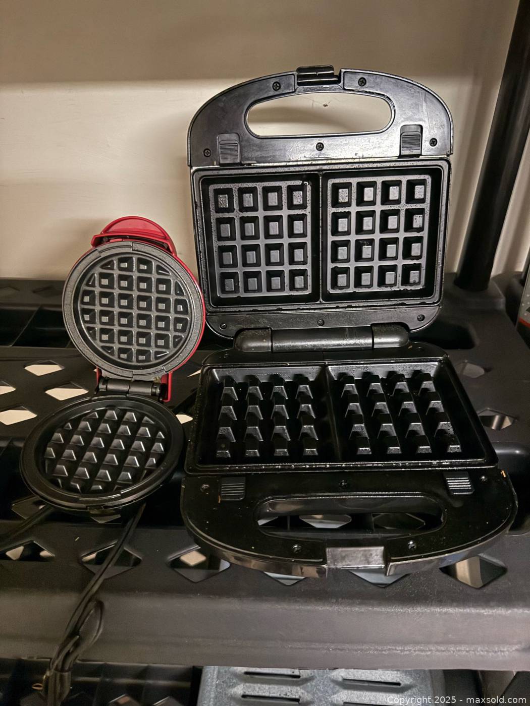 Black+Decker waffle maker and Dash mini red waffle maker | Maxsold