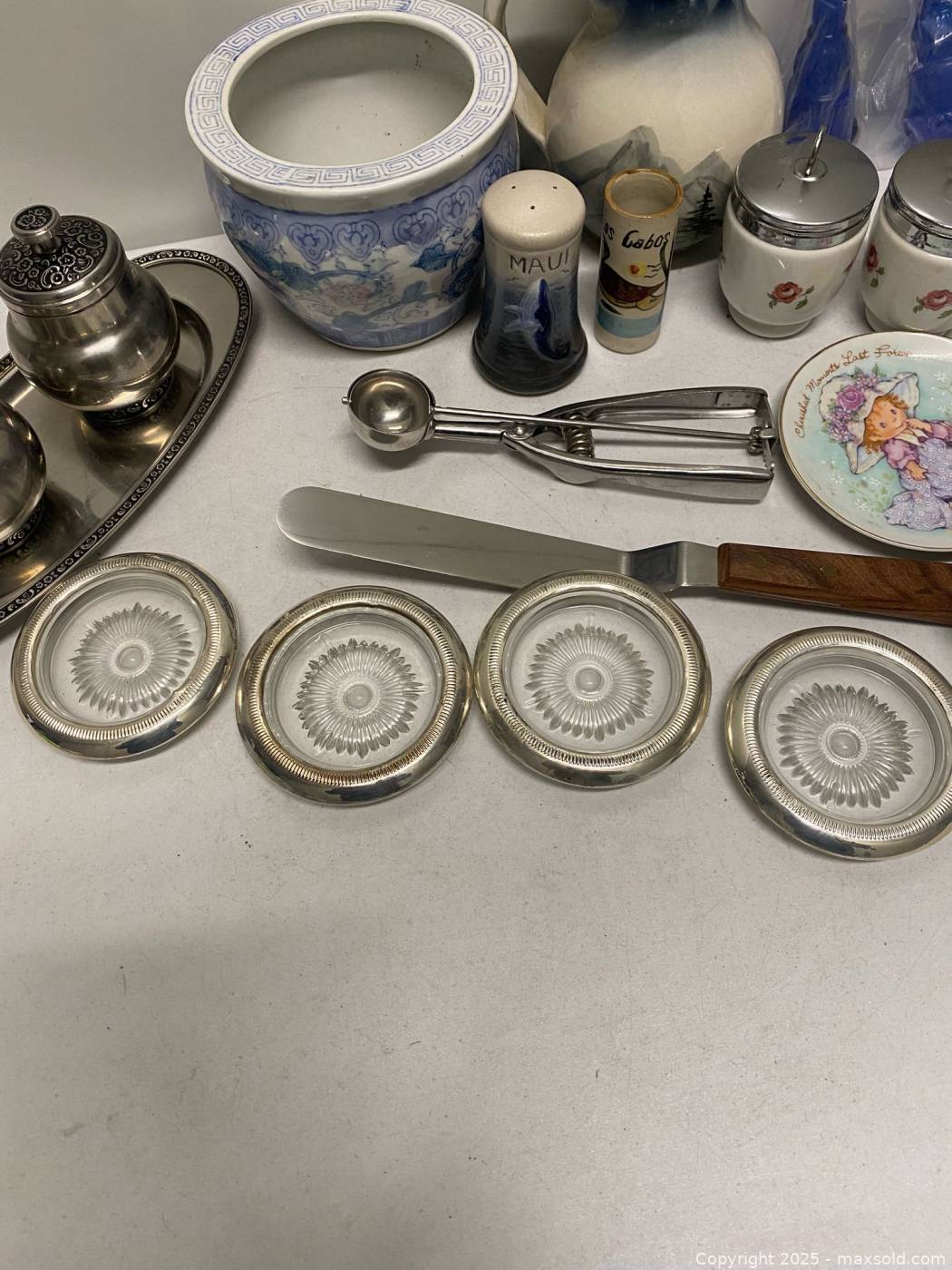 Vintage decorative and kitchenware assortment | Maxsold