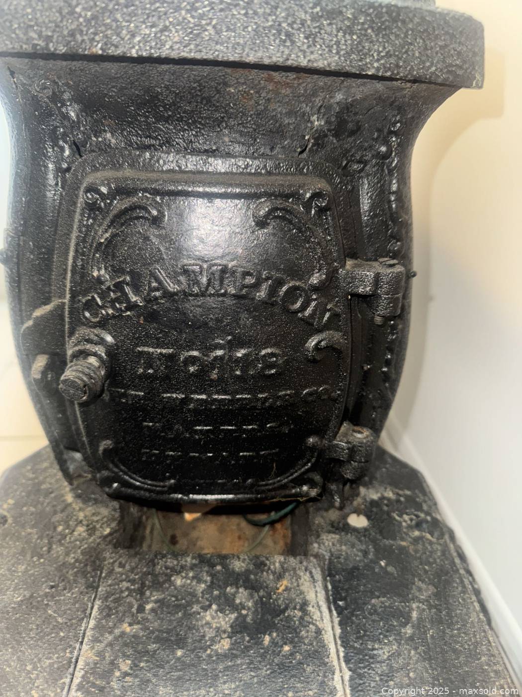 Champion cast iron wood stove | Maxsold