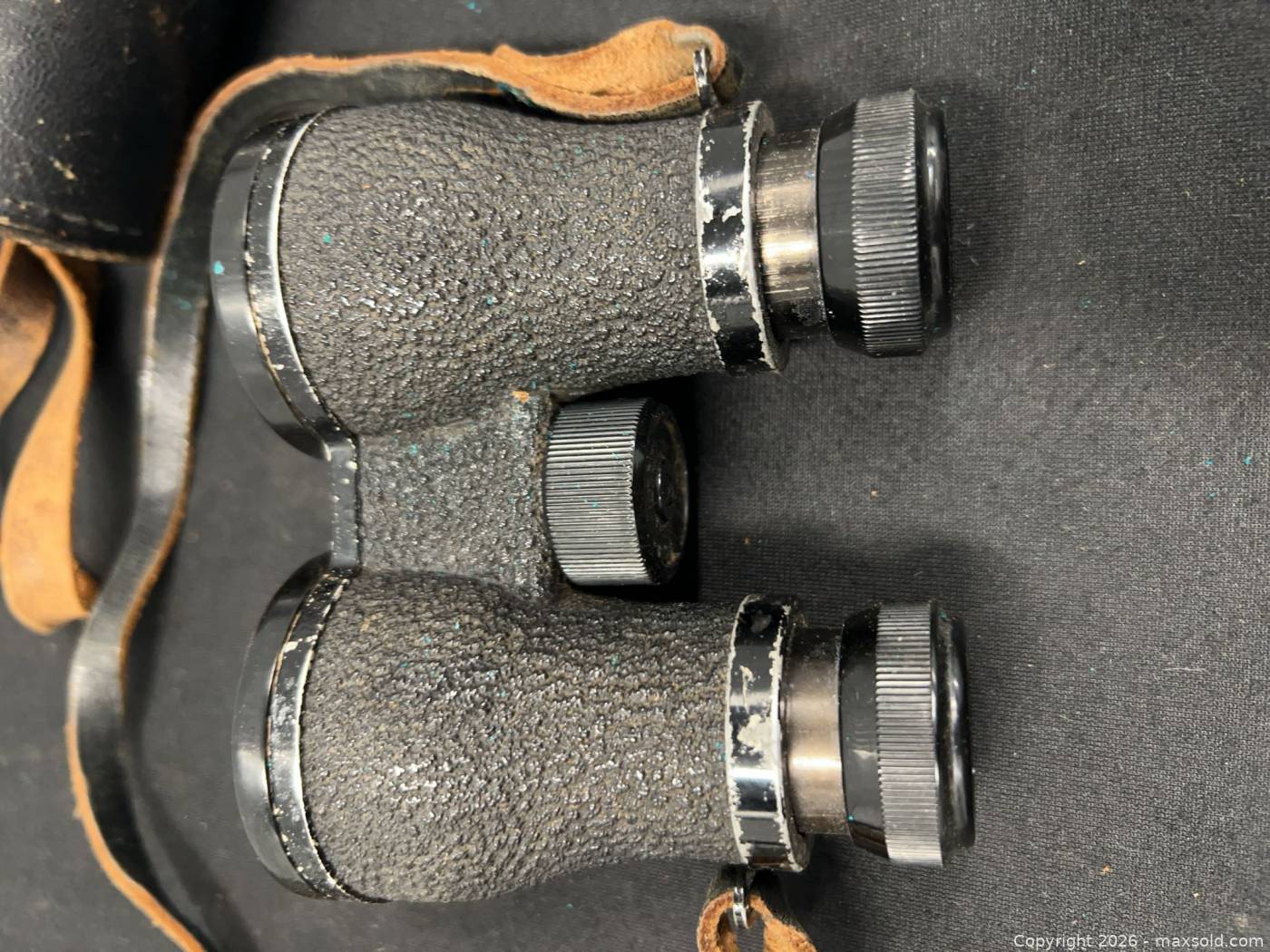 Vintage compact binoculars with case | Maxsold